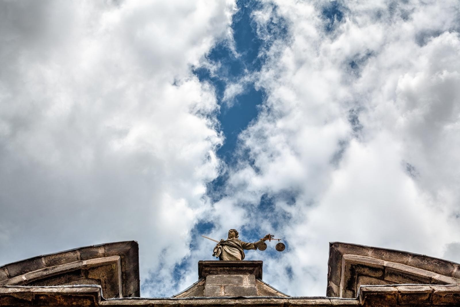 Statua della Giustizia su un edificio