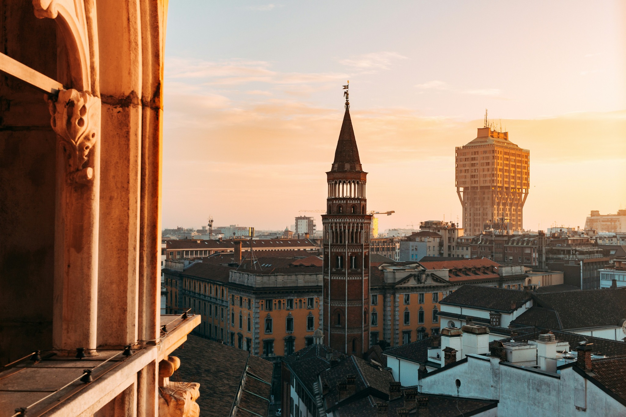 Veduta del centro storico di Milano, con la Torre Velasca